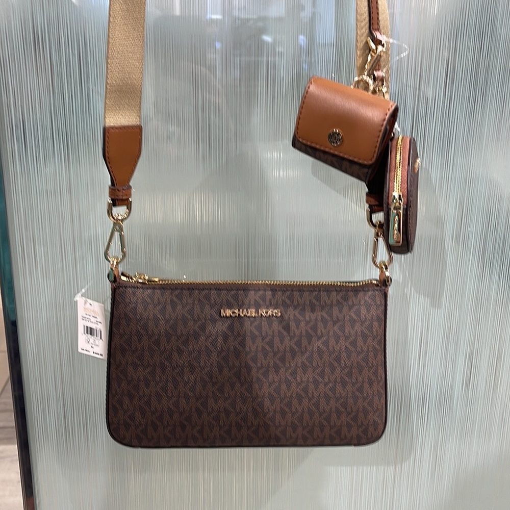 MICHAEL KORS
Jet Set Logo Crossbody Bag with Case for Apple Airpods Pro®
Brown - Picture 7 of 16